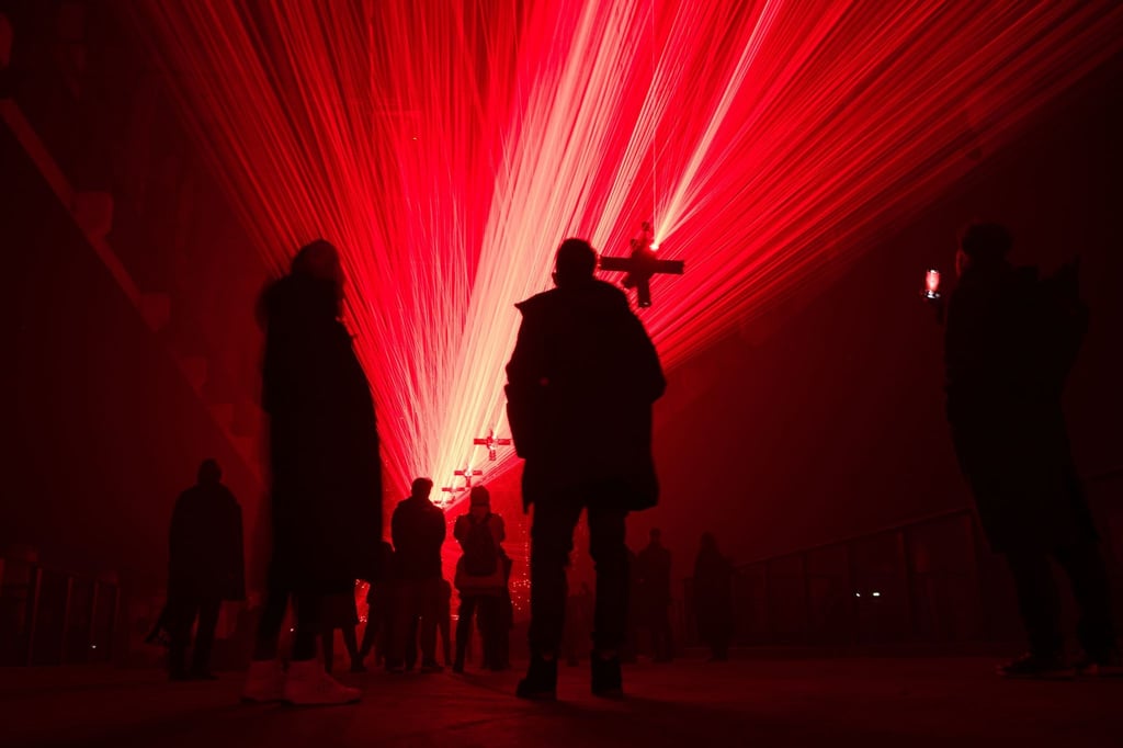 Besucher stehen während der Enthüllung der audiovisueller Lichtinstallation „Vektor“ von Christopher Bauder im Kraftwerk Berlin.