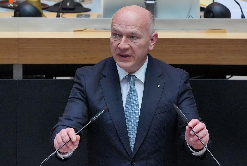 Kai Wegner (CDU), Regierender Bürgermeister von Berlin, spricht während der Aktuellen Stunde der Plenarsitzung im Abgeordnetenhaus.