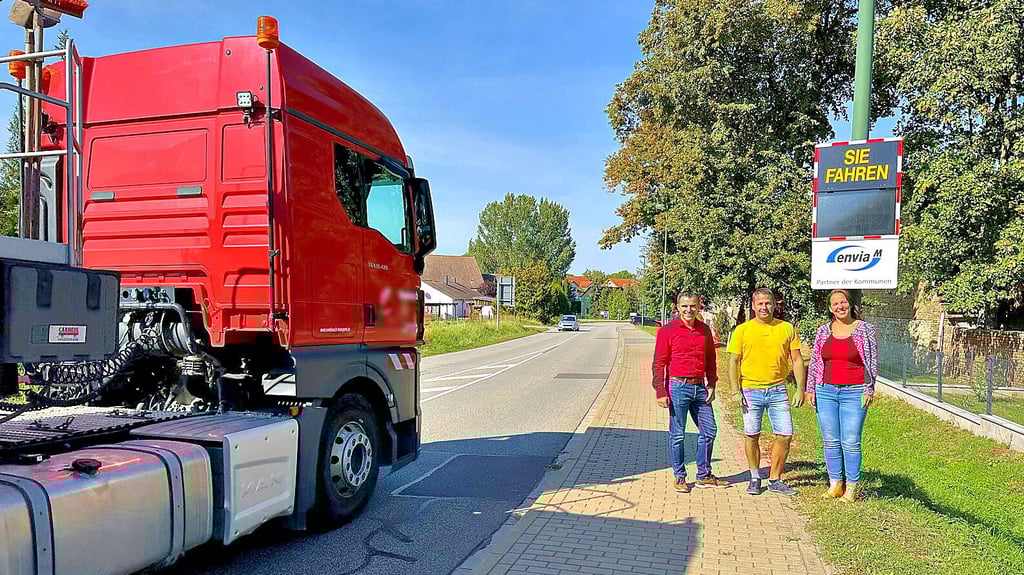 Die vom Energieversorger EnviaM zur Vergügung gestellte Tempoanzeigetafel schauten sich Bürgermeister Hendrik Mahrholdt (l.), Ortsbürgermeister Martin Zimmer und EnviaM-Mitarbeiterin Kathrin Zink an.