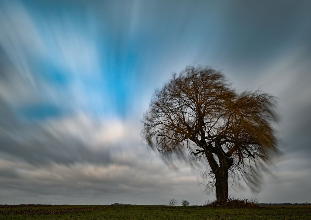 Wolken ziehen über die Landschaft im Oderbruch im Osten von Brandenburg.