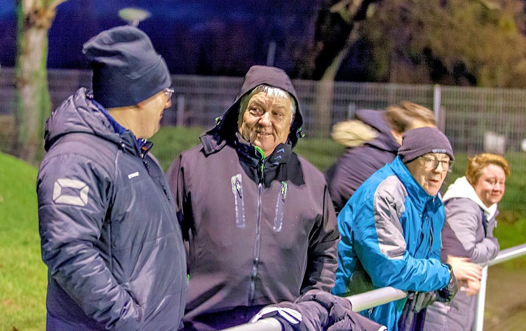Joachim Golly (Mi.) ist bei jedem Wetter beim Fußball anzutreffen.