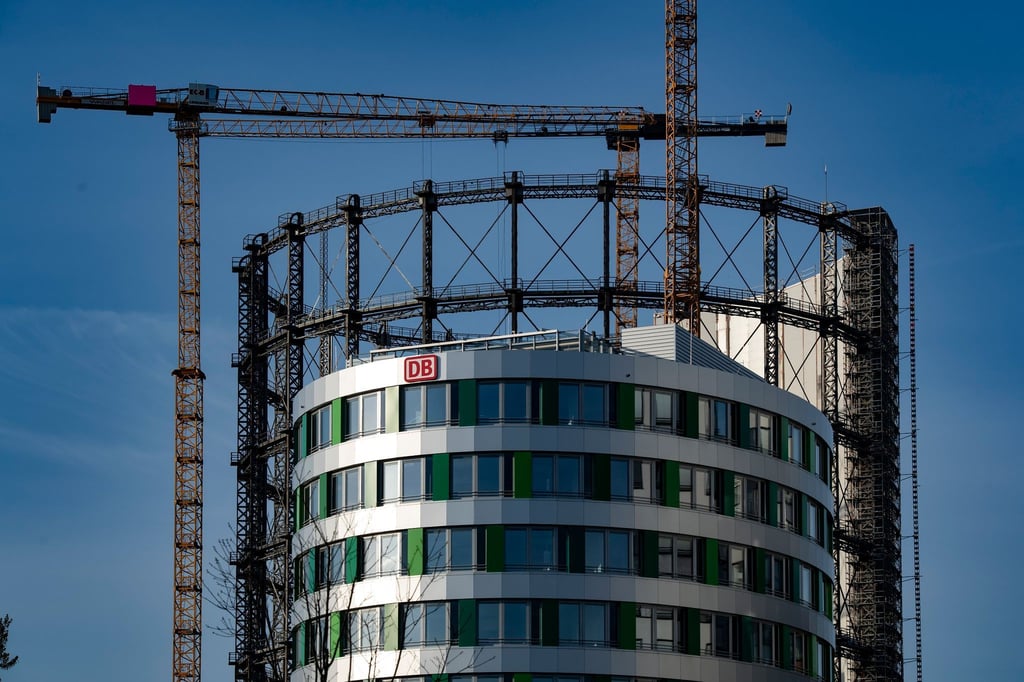 Baukräne stehen am Gasometer in Schöneberg.
