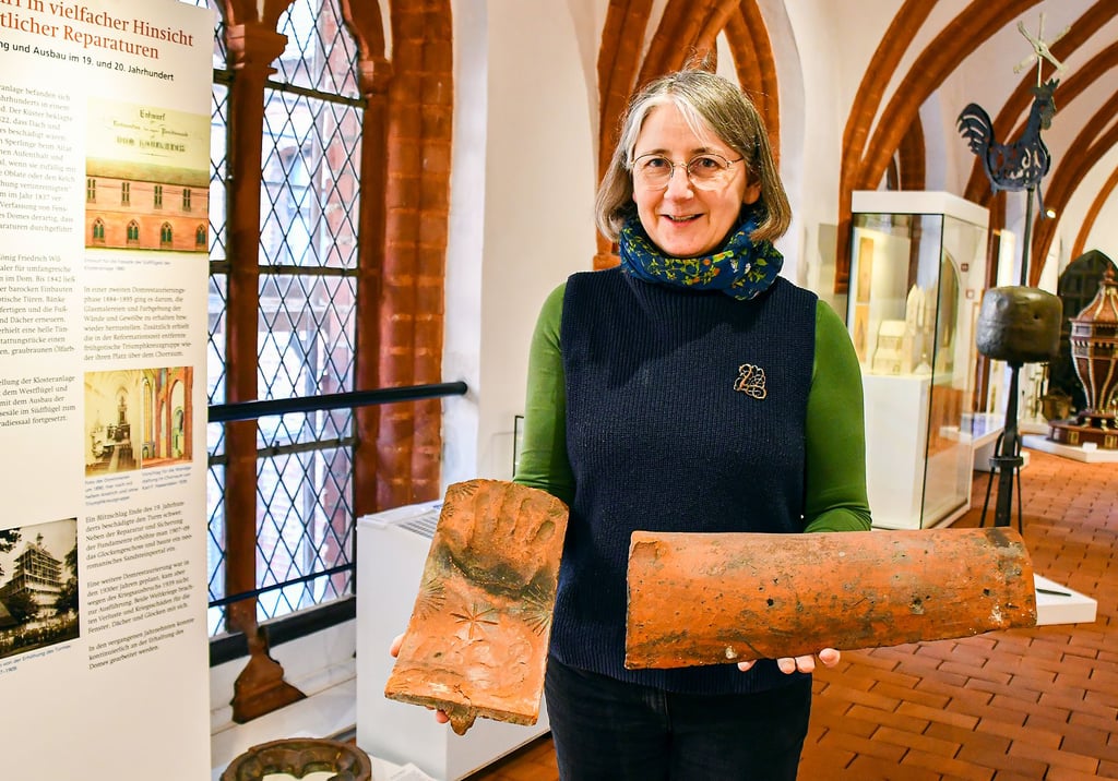 Die Leiterin des Prignitz-Museums Havelberg Antje Reichel freut sich über viele Schenkungen von Bürgern. Dazu gehören die beiden Ziegelsteine aus dem 19. Jahrhundert vom Dom. Sie könnten die Ausstellung zur Domgeschichte bereichern.