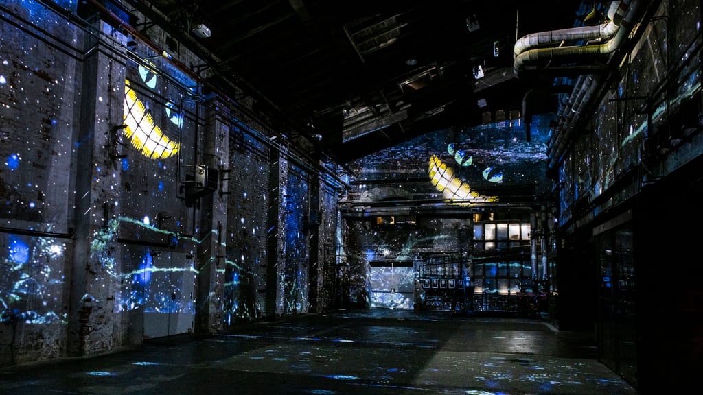 In der immersiven Ausstellung "Das Wunderland von Alice" im Kunstkraftwerk in Leipzig taucht nicht nur die sonderbare Grinsekatze auf.