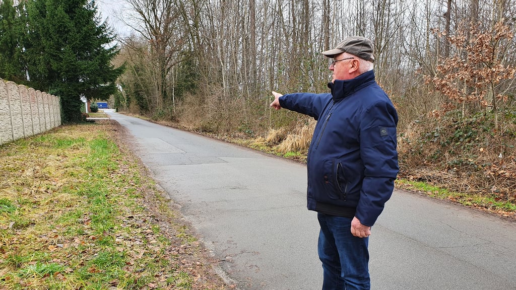 Ortsbürgermeister Wolfgang Kappler erläutert die Situation am Schäferdamm in Bietz.
