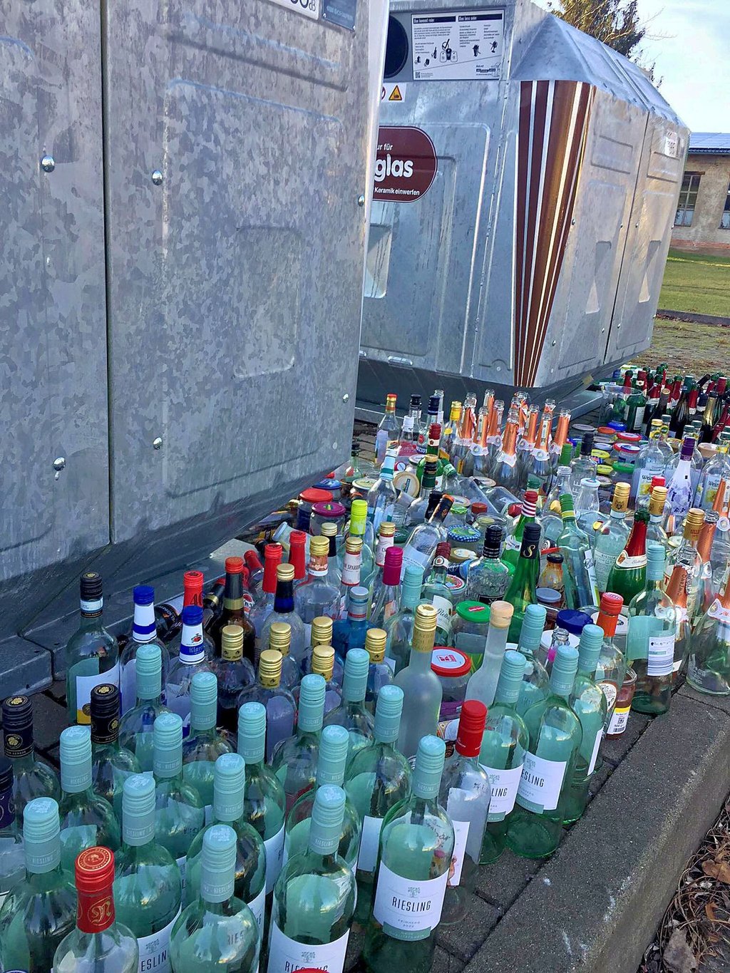 Chaos am Container - auch in Frose werden die Flaschen davor abgestellt, weil der Platz nicht ausreicht. Allerdings schön sortiert.