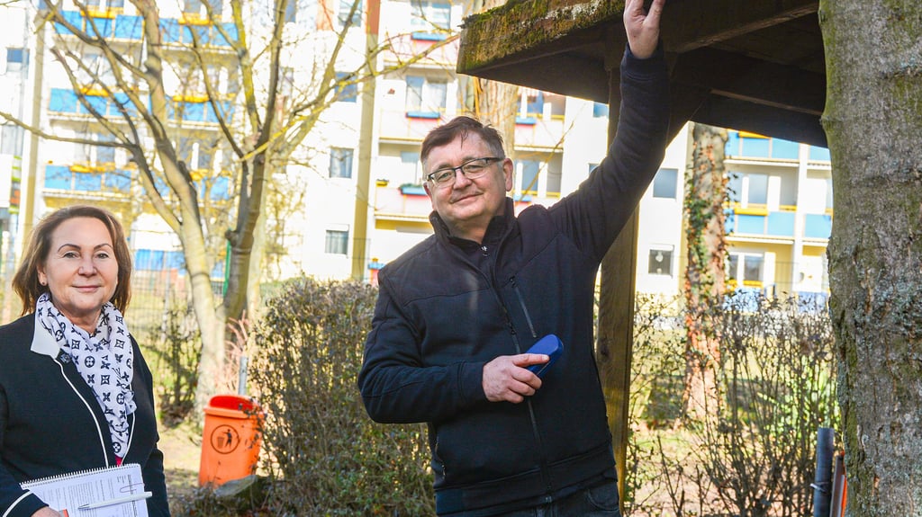 Schulhof und Spielplatz sind in die Jahre gekommen. Schulleiterin Doreen Haensch und Hausmeister Mario Präger begutachten die Problemstellen.
