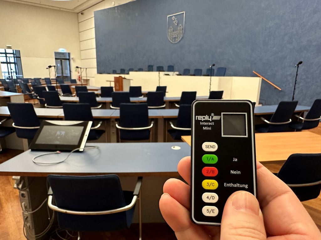 Im Ratssaal Magdeburg tagt der Stadtrat, die Abstimmung erfolgt elektronisch.