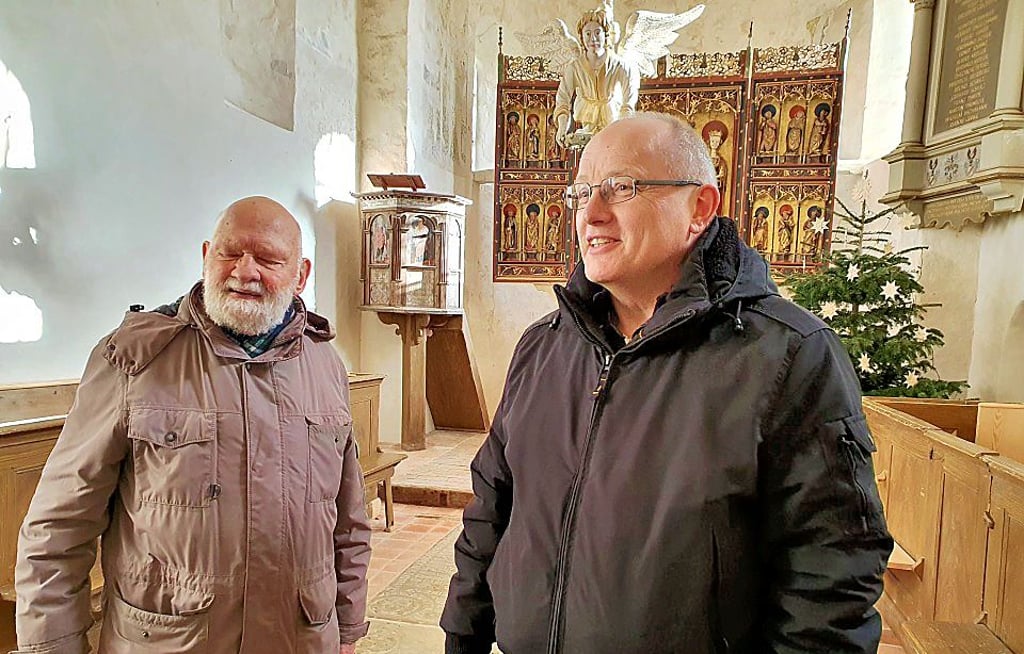 Volker Stephan (links), Ortskurator der Deutschen Stiftung Denkmalschutz, und Pfarrer Andreas Henke in der Kirche.