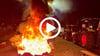 Die Bauernproteste sind in Magdeburg mit brennenden Reifen und Gülle auf der Straße eskaliert.