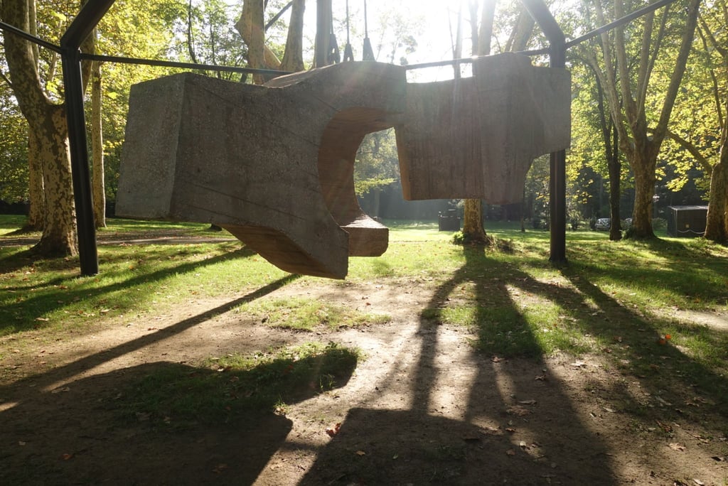 Chillida schuf eine ganz eigene Formensprache: mit Skulpturen, die Licht hineinfluten ließen, mit der Landschaft verzahnten, der Erdenschwere enthoben wirkten.