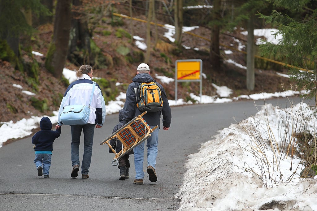 Schneemangel Harz in Schierke. Auf der Suche nach einer Rodelbahn.