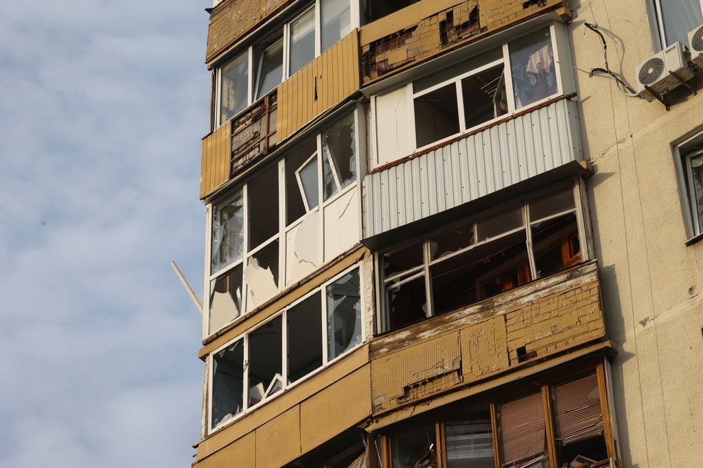 Ein durch einen russischen Drohnenangriff beschädigtes Wohnhochhaus in Charkiw.