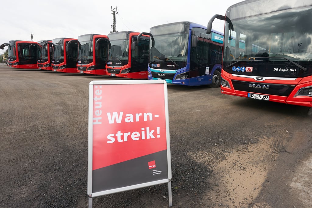 Im Burgenlandkreis und bundesweit legen Busfahrer am Freitag die Arbeit nieder.