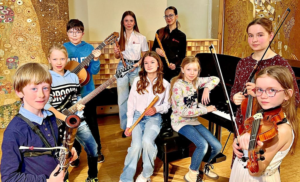 Frederick (von links), Franz, Fino, Anne, Emma, Angelina und Frida (beide sitzend am Klavier), Magdalena und Lea haben erfolgreich am Wettbewerb „Jugend musiziert“ teilgenommen. Es fehlt Jonathan Friesen, der krank ist.