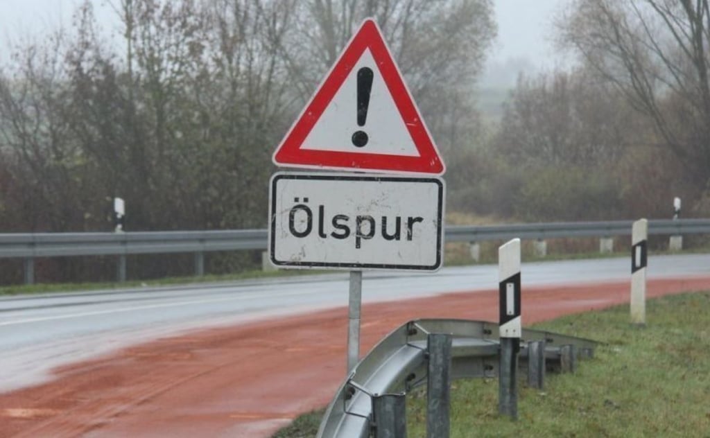 Sperrung: Eine Ölspur verschmutzt die Ausfahrt von der Autobahn A9 nach Droyßig.