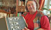 Silvia Spittel mit einem Fotoalbum aus ihrer Kindheit. Der eigene Kinderwagen, der damals noch als Puppenwagen diente, steht heute im Heimatmuseum in Tangerhütte.