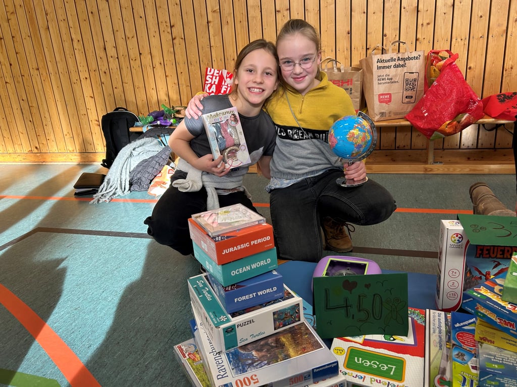 Die Magdeburgerinnen Tinke (links) und Annabell haben an ihrer Grundschule einen Spielebasar veranstaltet, um Spenden für das Özim zu sammeln.