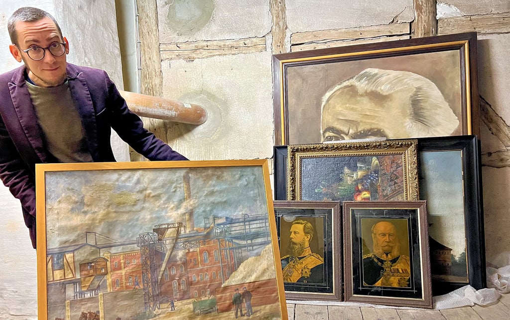 Vieles schlummert noch im Fundus des Museums im Schloss Zörbig. Tom Weiß holt das Bild der Zuckerfarbik hervor. Es wird bald öffentlich gezeigt.