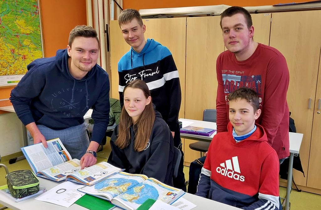 Eine Unterrichtsstunde in Geografie gibt Yannick Zimmermann (links) am Gymnasium in Havelberg hier für die Schüler aus der KIasse 9.2.