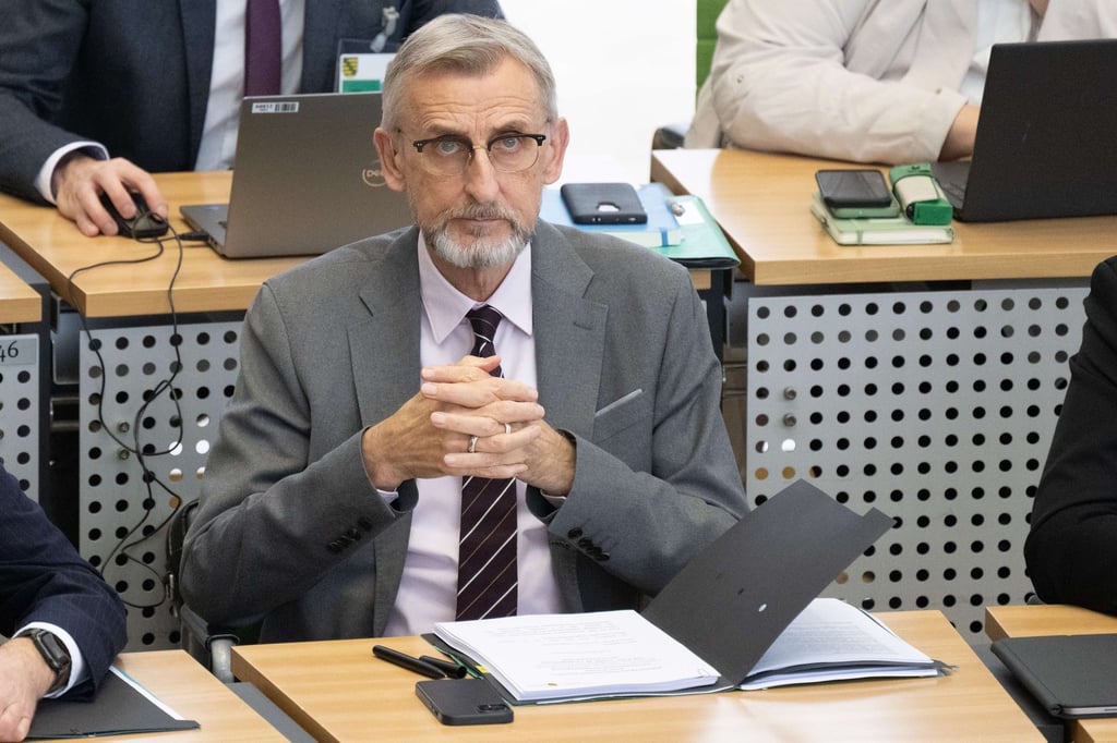 Armin Schuster (CDU), Innenminister von Sachsen, nimmt an der Sitzung im Landtag teil.