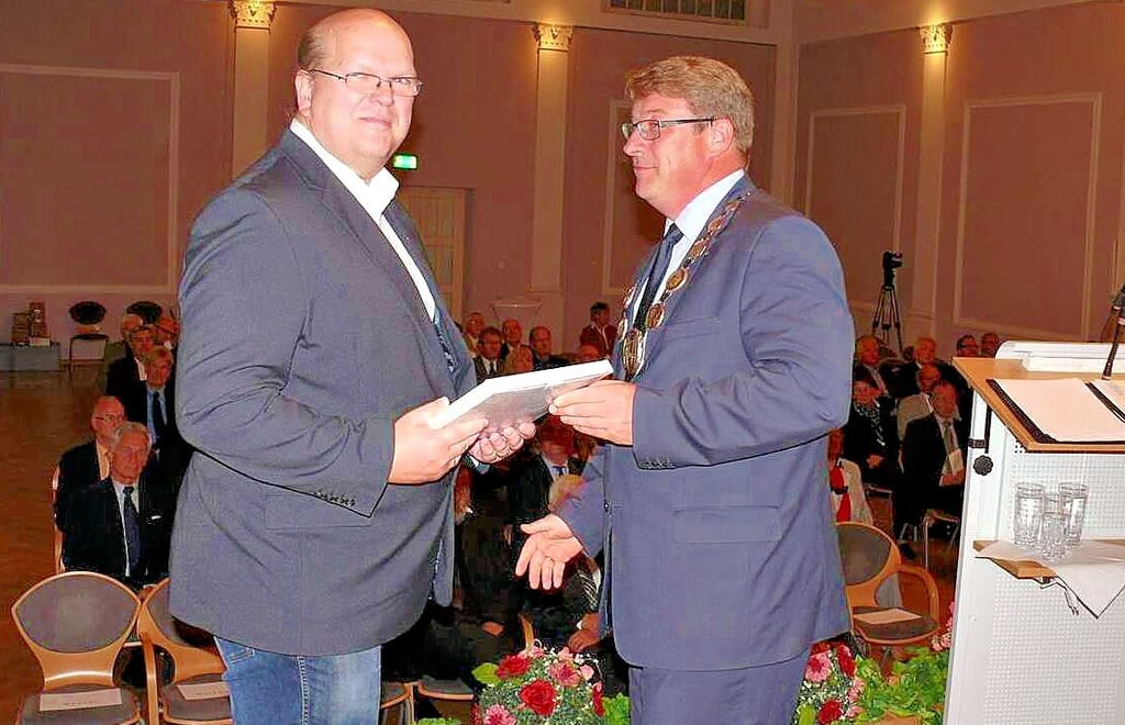 Matthias Menzel (links) wird von Oberbürgermeister Bert Knoblauch für 25 Jahre ehrenamtliche Arbeit im Stadtrat Schönebeck ausgezeichnet. Das war im Oktober 2015.