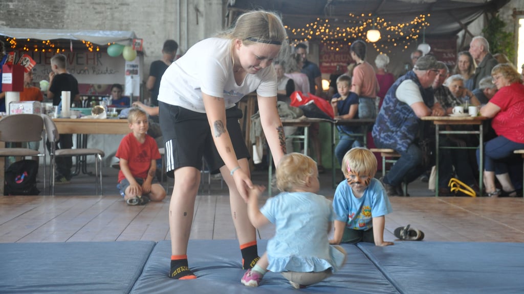 Schnappschuss vom Plummusfest 2023 in der Zuckerhalle Goldbeck. Die Mitgliedsgemeinde von Arneburg-Goldbeck verlor im vergangenen Jahr nur zwei Einwohner.