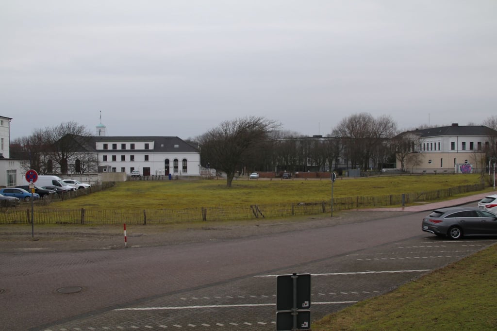 Blick auf ein leeres Baugrundstück an der Weststrandstraße auf der ostfriesischen Insel Norderney.