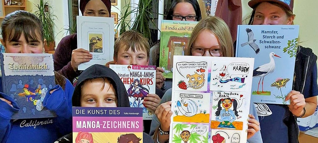 Kinder mit Comic-Vorlagen.