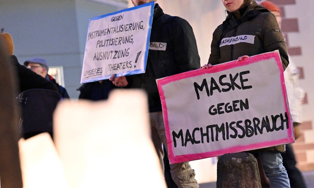 Teilnehmende einer Demonstration stehen vor Beginn einer nicht öffentlichen Stadtratssitzung vor dem Erfurter Rathaus.