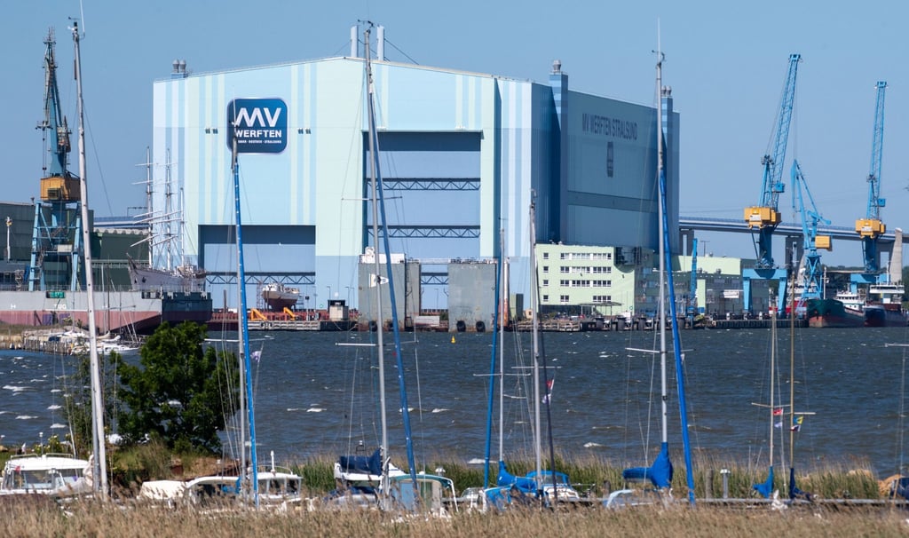 Blick auf die Werfthalle der Volkswerft.