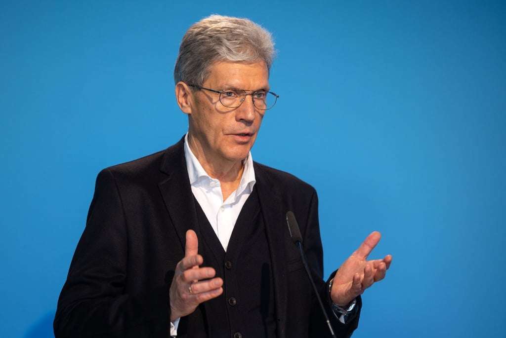 Helmut Holter spricht bei der Regierungsmedienkonferenz.