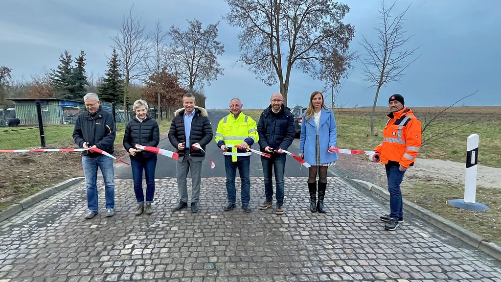 Ein feierlicher Moment: Landrat Andy Grabner (3.v.l.), Vertreter von Kemna Bau Ost und weitere Beteiligte geben mit dem symbolischen Banddurchschnitt die Kreisstraße 2065 in Werben offiziell frei.