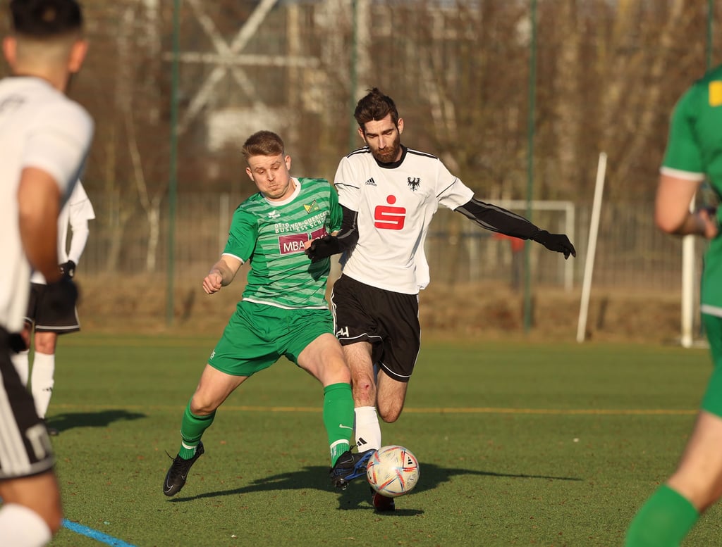 Lucas Zeigermann – hier links im Duell mit Preussens Dennis Kagelmann – ist neu beim SSV Besiegdas.