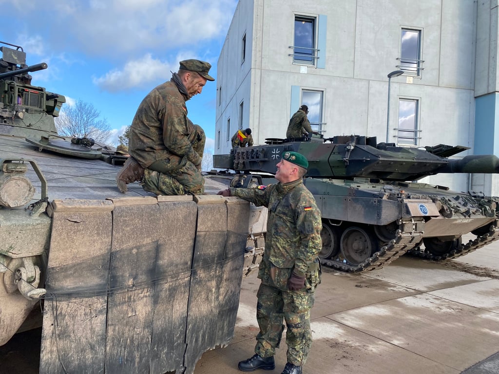 Oberst Heiko Diehl (rechts) hat das Kommando im Gefechtsübungszentrum Heer in Letzlingen.