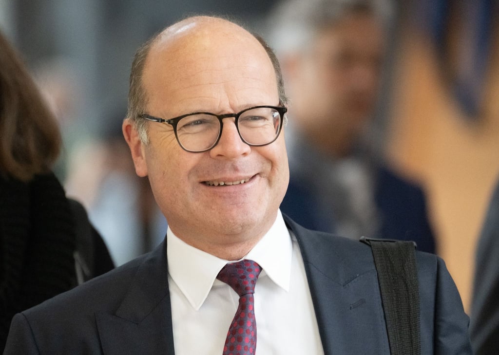 Oliver Schenk (CDU), Chef der Staatskanzlei in Sachsen, kommt vor Beginn der Sitzung im Landtag zum Plenarsaal.