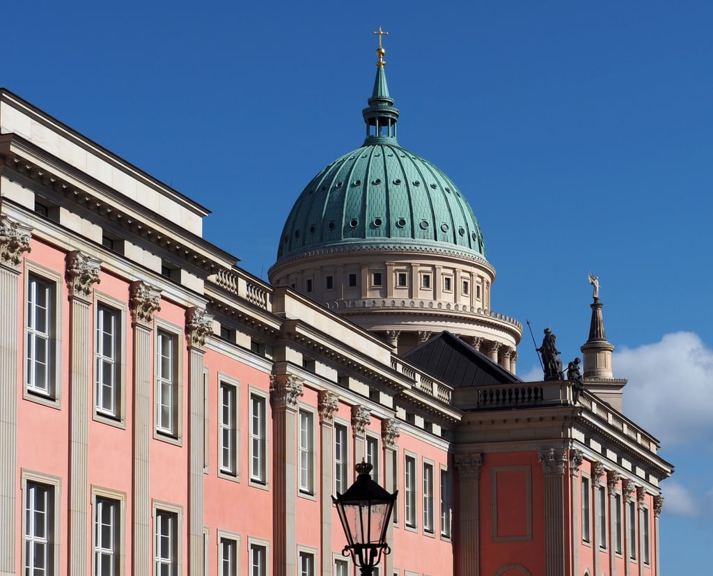 Ein Flügel des Landtagsgebäudes mit der Kuppel der St. Nikolaikirche in Potsdam. Als Zeichen gegen Rechtsextremismus ist am 3. Februar dort eine Menschenkette um das Gebäude geplant.