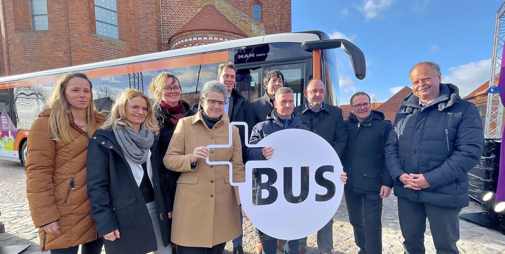Nach langer Planungszeit konnte Lydia Hüskens (M.) mit Vertretern der Busunternehmen, der Kommunal- und Landespolitik freie Fahrt für den „PlusBus“ geben.