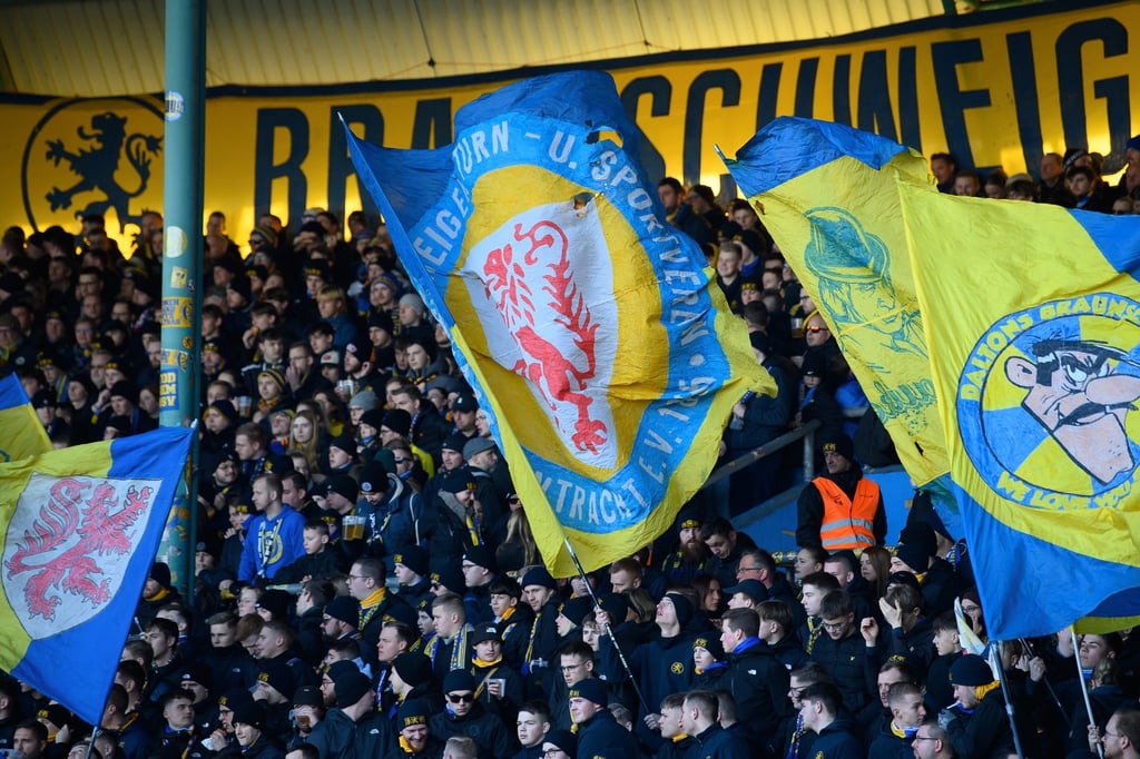 Braunschweiger Fans schwenken ihre Flaggen.