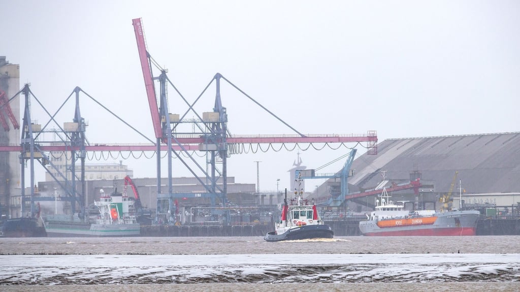 Ein Schiff fährt am Hafen von Brake entlang. Auf dem Hafengelände soll eine Anlage zur Produktion von Wasserstoff entstehen.