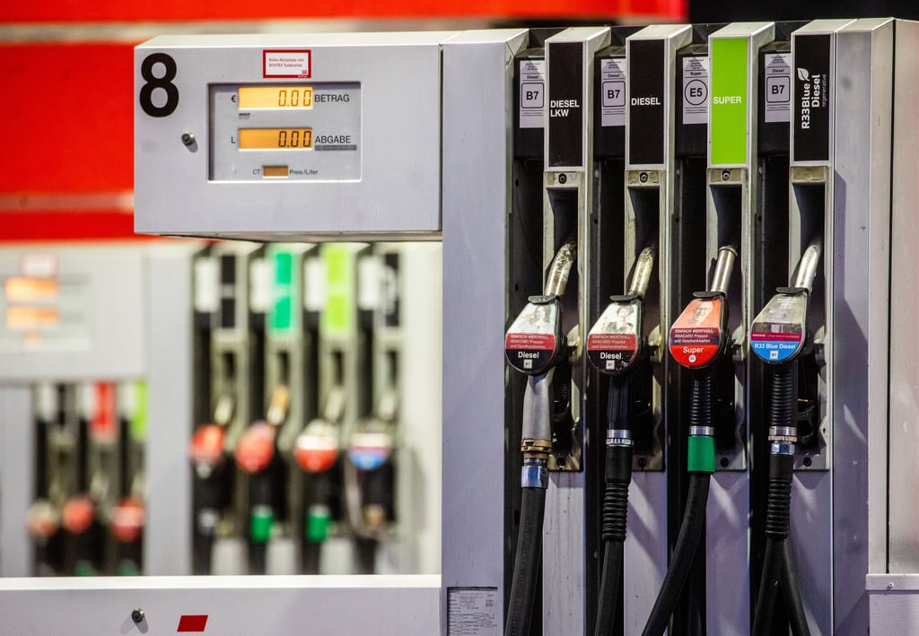Zapfsäulen an einer Tankstelle.