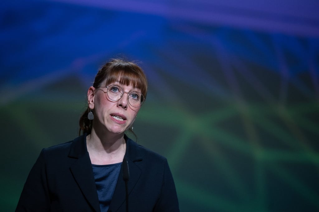 Katja Meier in Chemnitz auf einer Pressekonferenz.