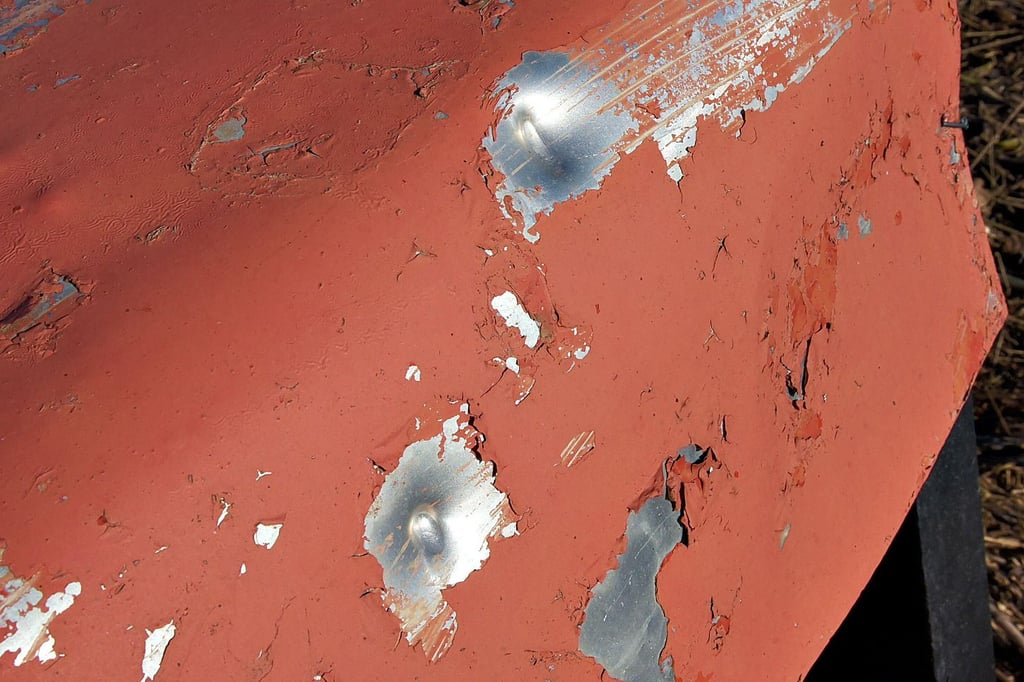 Hier trafen zwei Projektile die alte Fährwinde auf der Werkleitzer Saaleseite. Vermutlich stammen sie aus einer leistungsgesteigerten Waffe.