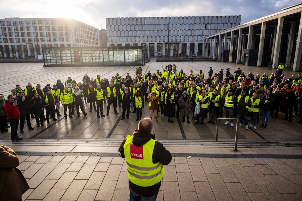 Das Luftsicherheitspersonal streikt vor dem Flughafen Berlin-Brandenburg.
