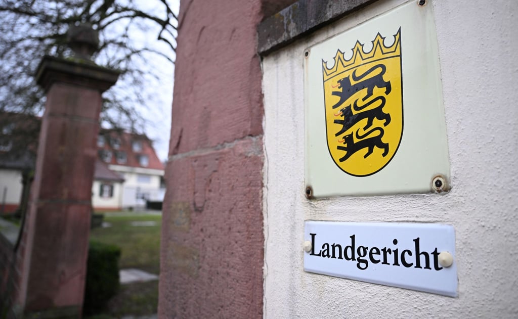 Vor dem Landgericht Mosbach hat der Prozess gegen einen selbst ernannten Life Coach und seinen jüngeren Bruder begonnen.