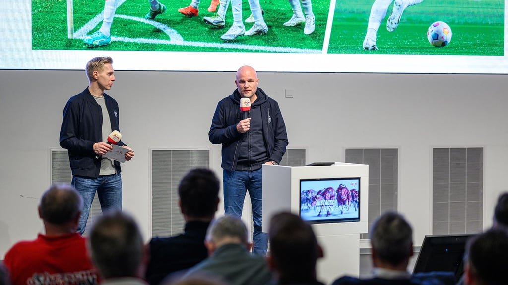 Rouven Schröder sprach vor Vertretern der Fanklubs.
