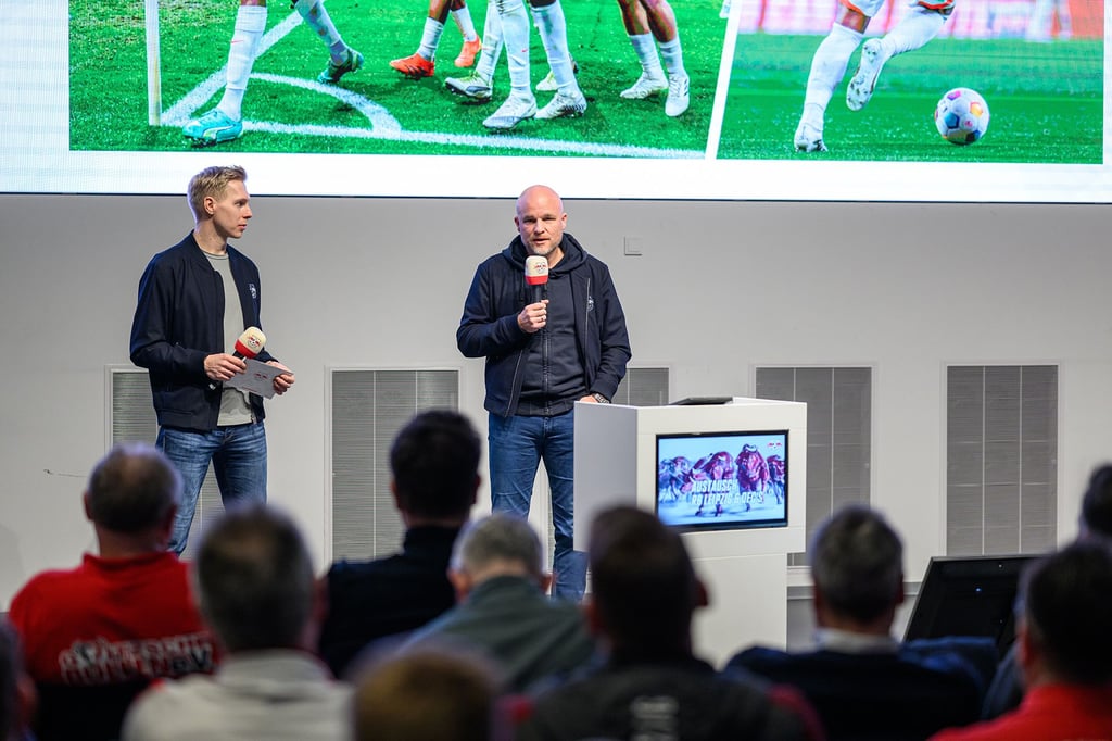 Rouven Schröder sprach vor Vertretern der Fanklubs.