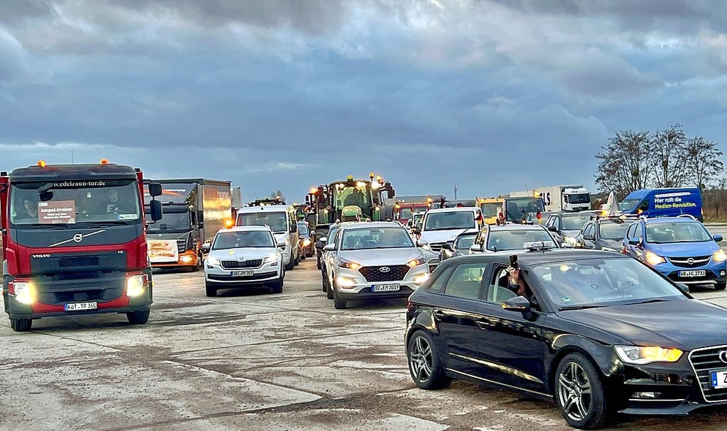 Der Autokorso am Startpunkt an der Alten Landebahn in Dessau. Die Polizei zählte fast 300 teilnehmende Fahrzeuge.