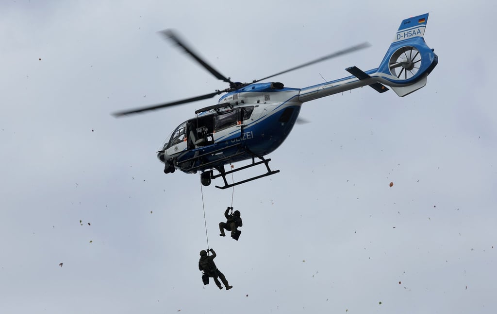 Ein Hubschrauber der Polizei ist im Einsatz.
