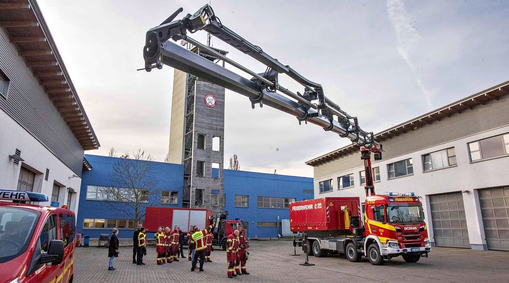 Der Kran kann 20 Meter weit ausgefahren werden, in ihm ist eine Seilwinde verbaut, mit der Lasten gehoben werden können.
